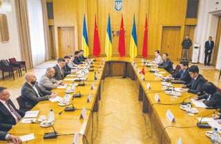 Chiny, które dotąd stawiały wyłącznie na Moskwę, zaczęły „dywersyfikować pakiet”