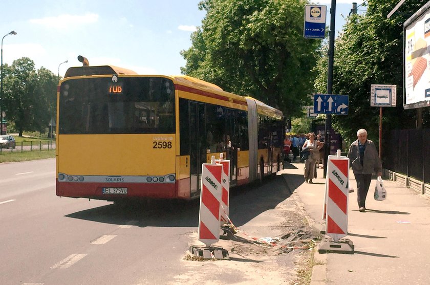 Zamiast naprawiać dziury Zarząd Dróg i Transportu stawia pachołki