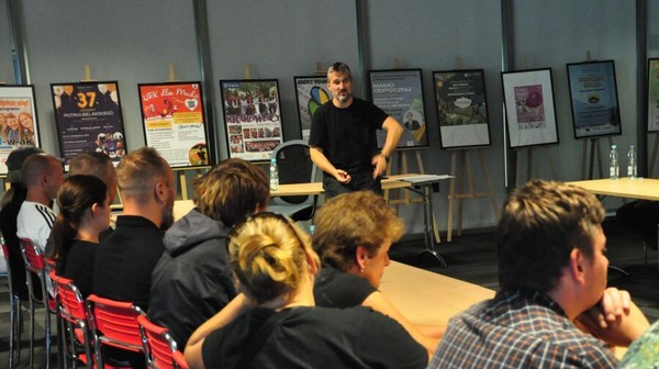 Warsztaty samoobrony przeprowadzili pracownicy straży miejskiej oraz współpracujący z nimi psycholog.