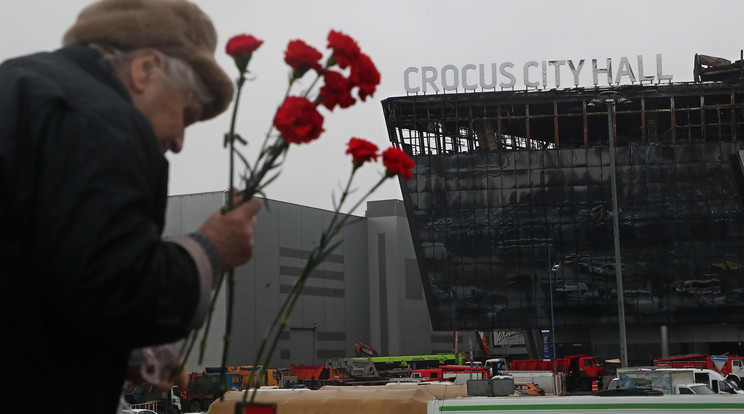 Krasznogorszkban az emlékezés virágait viszik a terrorcselekmény helyszínére / Fotó: EPA/MAXIM SHIPENKOV