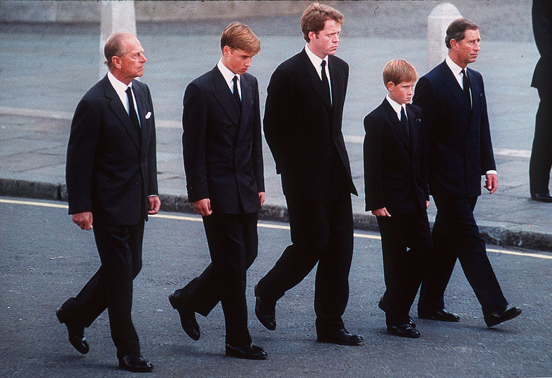 Książę Filip, książę William, Charles Spencer, książę Harry i (wówczas) książę Karol na pogrzebie lady Di