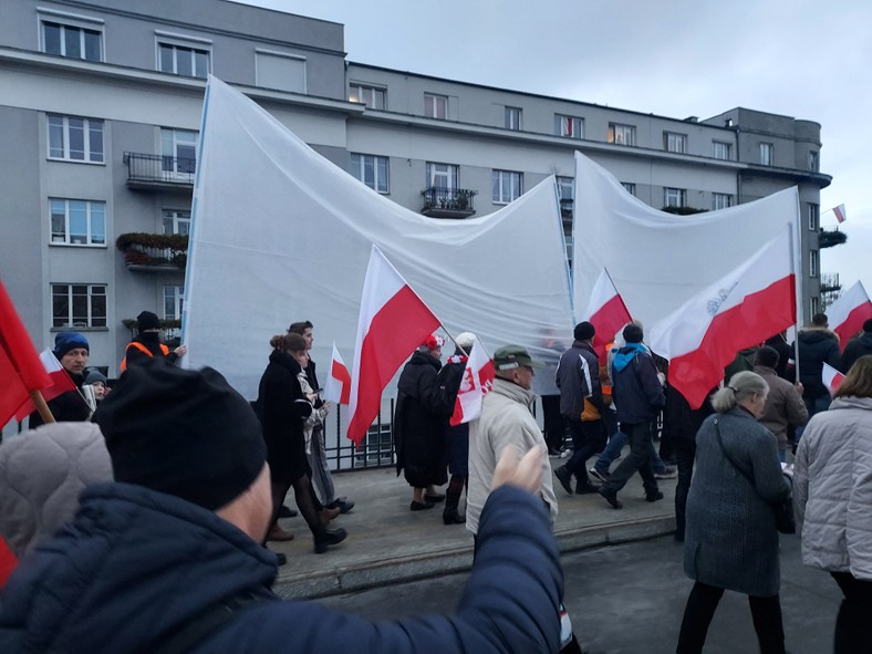 Kamienica, w której trzy lata temu uczestnicy Marszu Niepodległości podpalili mieszkanie, wrzucając do niego racę, została zasłonięta płachtami