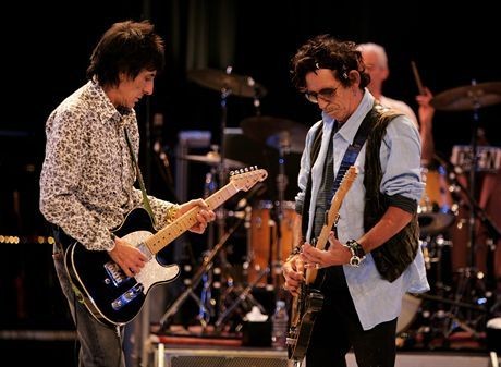 BRUSSELS, BELGIUM - JUNE 01:  (L-R) Ronnie Wood and Keith Richards of The Rolling Stones perform during a dress rehearsal prior to the opening concert of the 2007 European leg of their 'A Bigger Bang' World Tour at the Videohouse on June 1, 2007 in Brussels, Belgium.  This leg of the Tour begins on June 5 at Werchter Park, Belgium and is due to be completed in August in London, England.  (Photo by Getty Images) *** Local Caption *** Ron Wood;Keith Richards