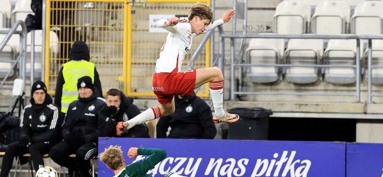Legia słaba do przerwy. W drugiej części przebudził się Gual i dał jej awans w Pucharze Polski