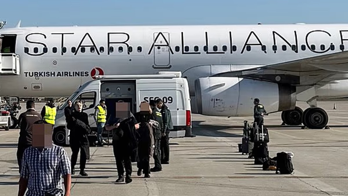 Putnici na aerodromu u Barseloni, nakon što je policija opkolila njihov avion