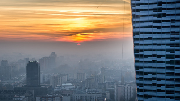 Widok z Pałacu Kultury i Nauki na Warszawę spowitą smogiem