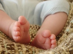 Noworodek leżał w torbie na przystanku