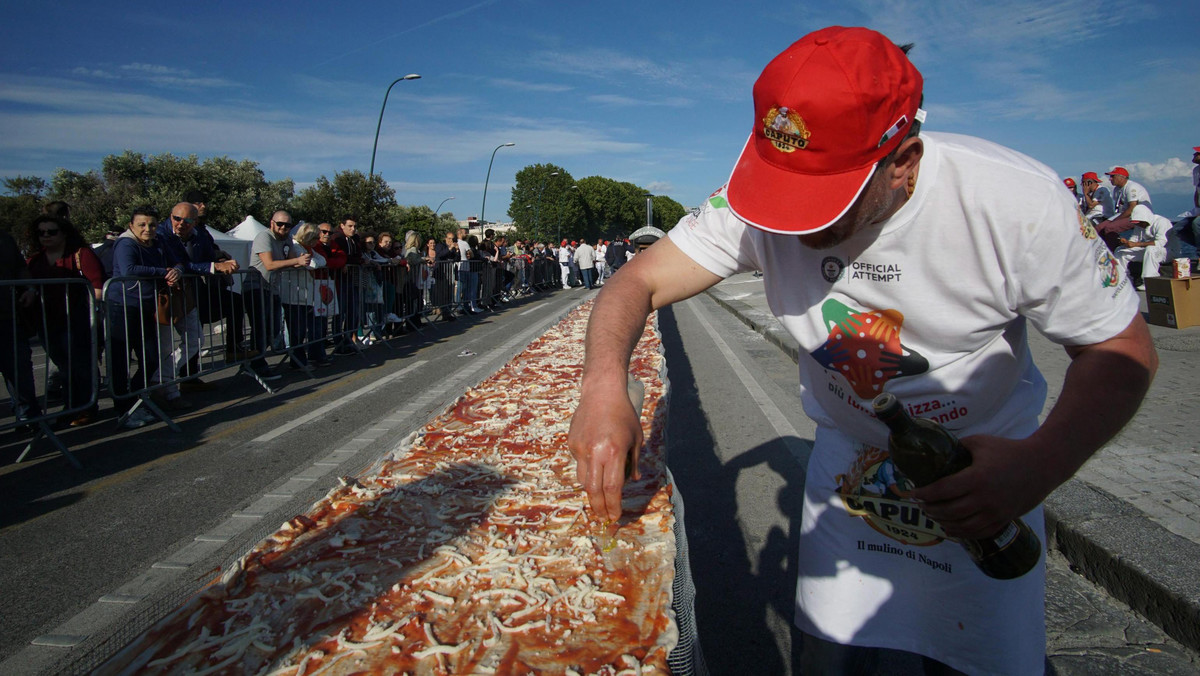 1853 metry i 88 centymetrów ma najdłuższa pizza na świecie, upieczona w środę w Neapolu. Wypiek-gigant powstał w 6 godzin i trafił do Księgi Rekordów Guinnessa.
