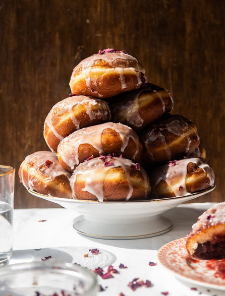 Pączki z konfiturą różaną i cytrynowym lukrem