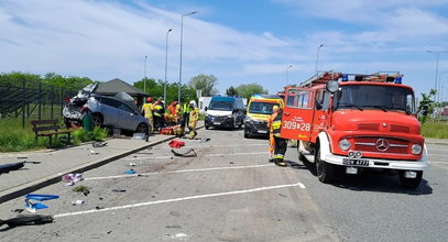 Wypadek na A4. Tir staranował osobówkę na parkingu, a samochód wjechał w kobietę