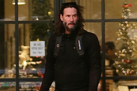 Svi komentarišu kako KIJANU RIVS IZGLEDA NESTVARNO DRUGAČIJE: Nije odoleo estetskoj hirurgiji i "peglanju" bora - izašao sa devojkom i pokazao PODMLAĐENO LICE