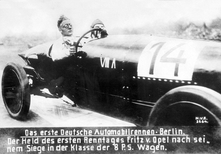 Fritz von Opel wygrywa pierwszy wyścig samochodowy