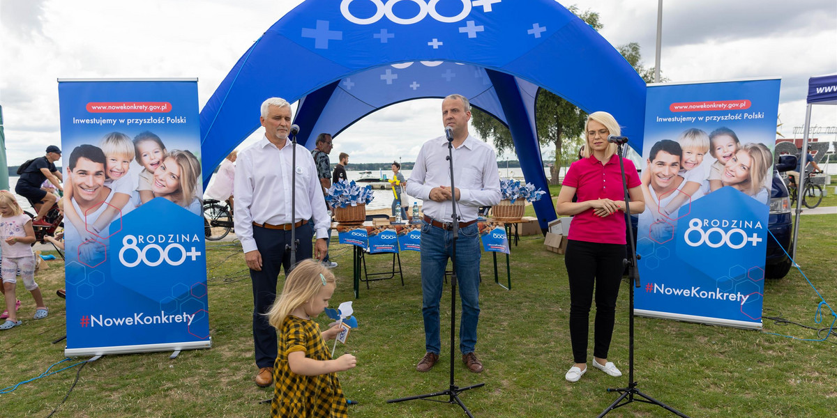 Wojewoda wielkopolski Michał Zieliński na pikniku 800+ w Zbąszyniu.