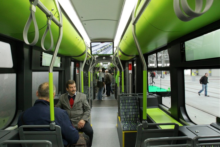 Olsztyński tramwaj jest trójczłonowy, jednoprzestrzenny.<br><br> (tw/cat) PAP/Tomasz Waszczuk
