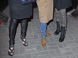 Gołe stopy na jesiennej imprezie? Stylistce TVN-u to nie przeszkadza!