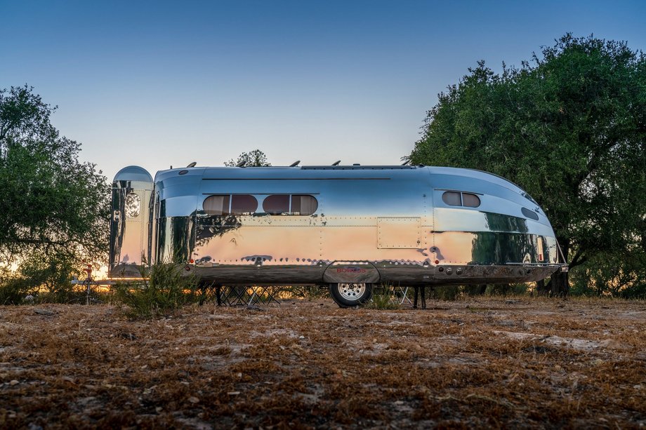 Ceny najdroższego modelu firmy Bowlus zaczynają się od 310 tys. dol. Dla porównania, najdroższy kamper firmy Airstream kosztuje 191 500 dol. — i jest o prawie metr dłuższy niż wyrób jej konkurenta.