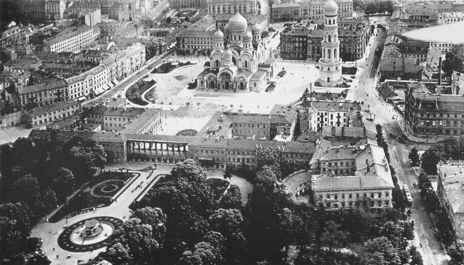 Zdjęcie lotnicze pałacu Saskiego i okolic z 1919 r. z widocznym sobórem św. Aleksandra Newskiego