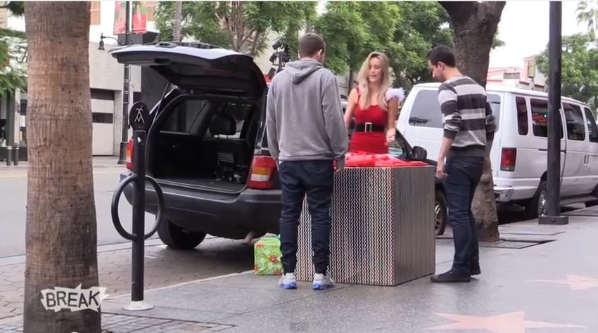 Deda Mrazica u nevolji