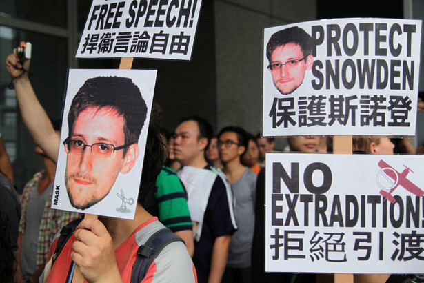 Tłum protestujący przeciwko ekstradycji Snowdena do Stanów Zjednocoznych