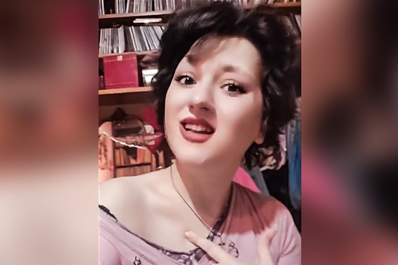 "IZGUBILA SAM 80 POSTO VIDA, ALI JOŠ UVEK HODAM" Naša poznata pevačica 14 godina boluje od ove opake, neizlečive bolesti, podelila sliku: Duga kosa i ikona Bogorodice oko vrata