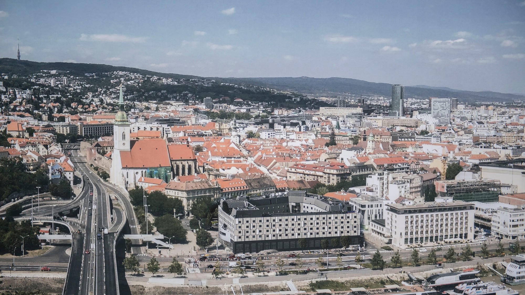 Pohľad na Most SNP a Rázusovo nábrežie (vpravo od mosta)