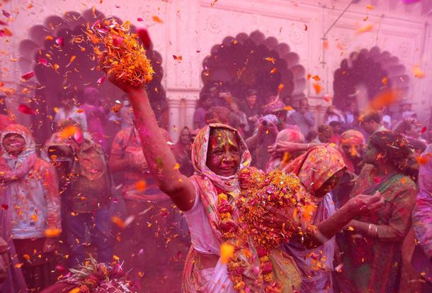 Wdowy biorące udział w hinduskim święcie radości Holi w mieście Vrindavan na północy prowincji Uttar Prades.