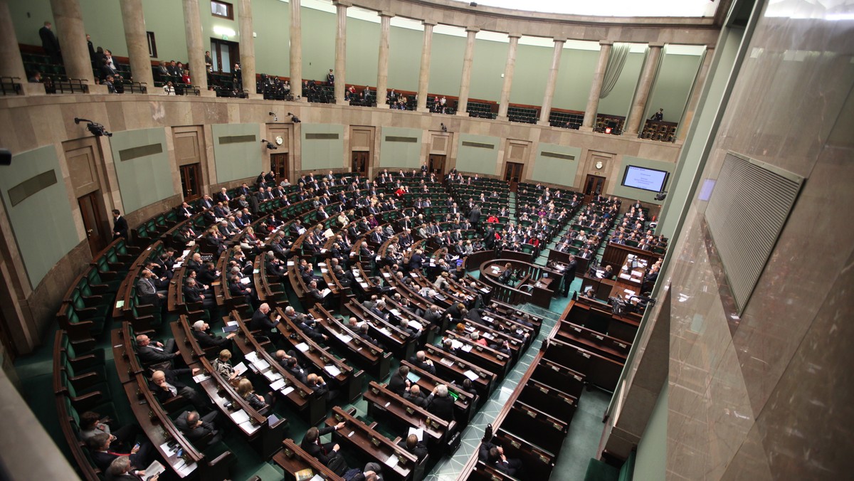 83 posłów zgłosiło się dzisiaj do zadawania pytań po informacji rządu dot. katastrofy smoleńskiej. Beata Kempa (PiS) pytała premiera, czy wie "na jakiej jest ścieżce i na jakim kursie", a także "kto go naprowadza i z jakiej wieży". Premier wyszedł na mównicę i zapewnił, że na wszystkie pytania posłowie otrzymają odpowiedź na piśmie, a o szczegółową odpowiedź w Sejmie poprosił swoich ministrów. Na mównicę ntychmiast wkroczył wtedy Antoni Macierewicz z PiS. - Niech się pan nie zasłania, niech pan odpowie - zwrócił się do szefa rządu.