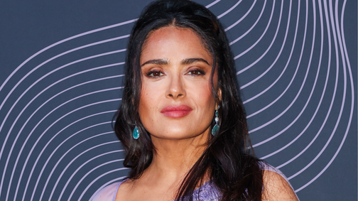 Így néz ki egy 57 éves nő természetes haja, köszönjük, Salma Hayek!