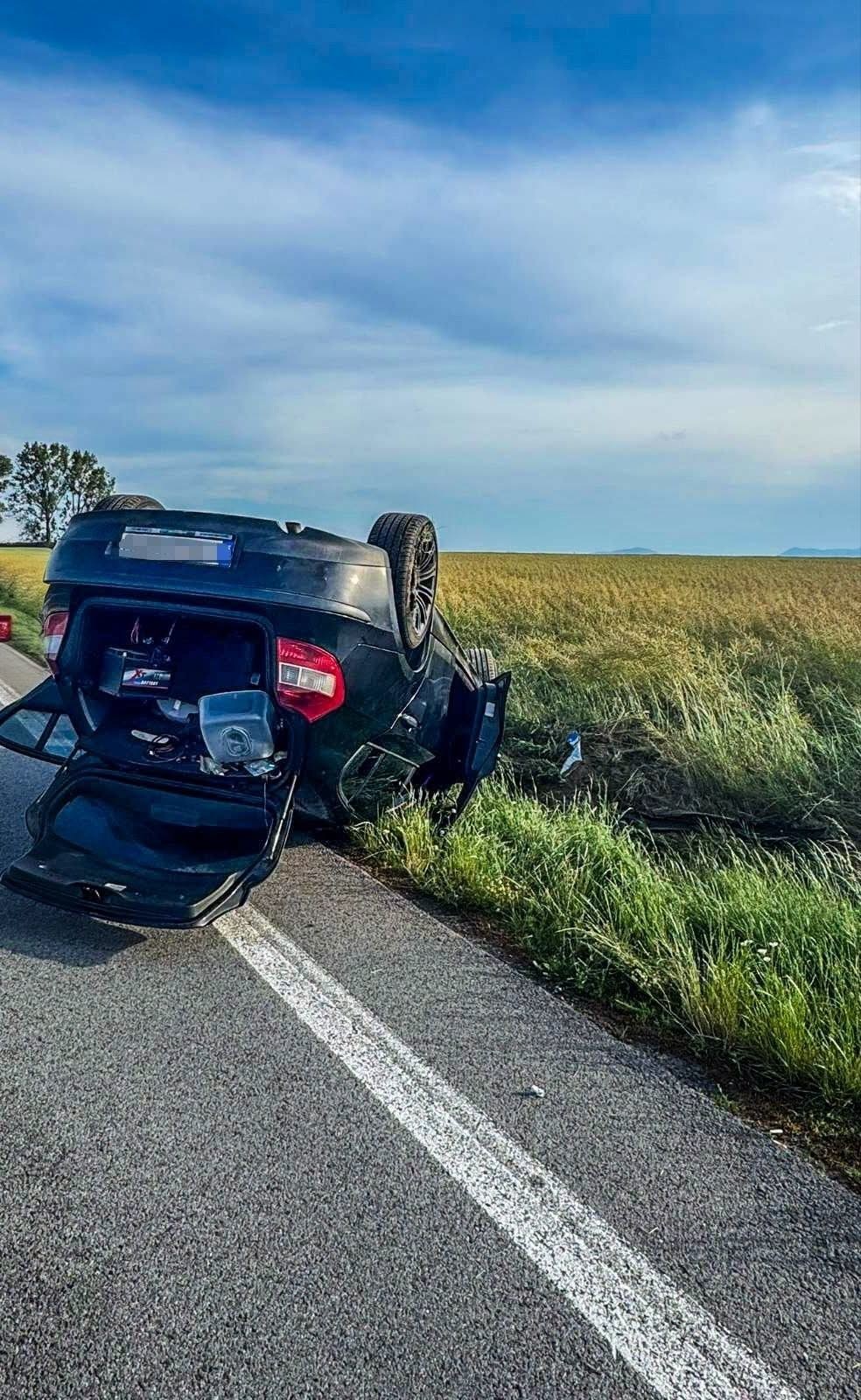 Zrážka áut pri Sečovciach skončila prevrátením oboch vozidiel na strechu.