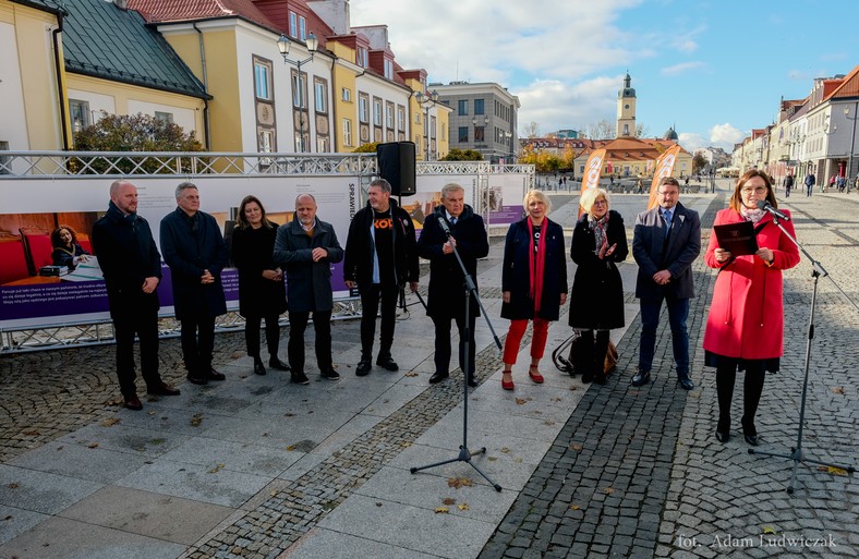 Otwarcie wystawy "Sprawiedliwość" na Rynku Kościuszki w Białymstoku 