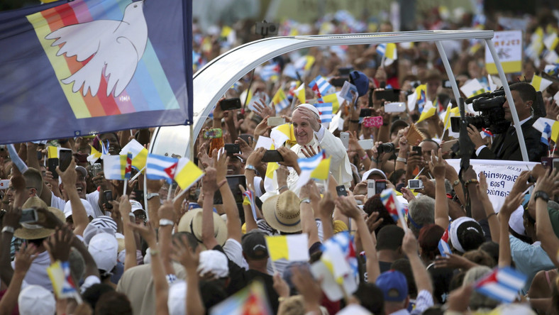 Sam przejazd papamobile między sektorami trwał 40 minut. Papież był entuzjastycznie witany przez zgromadzonych. W ich dłoniach powiewały flagi Watykanu i Kuby. Pojazd co chwila zatrzymywał się, Franciszek podchodził do ludzi, witał się z nimi i ściskał trzymane w ramionach dzieci.