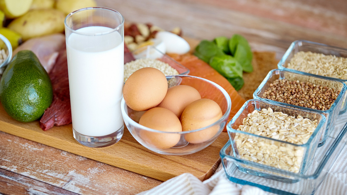 Dieta matki karmiącej to temat budzący ogromne kontrowersje. Czas karmienia piersią to szczególny moment w życiu kobiety. Nowe obowiązki, wynikające z pojawienia się na świecie małego dziecka oraz fakt, że w czasie laktacji organizm jest narażony na ogromny wysiłek energetyczny, sprawiają, że jest to niezwykle intensywny okres. Dieta matki karmiącej piersią powinna być zdrowan i zbilansowana, tak aby dostarczała wszystkich niezbędnych składników nie tylko dla noworodka, ale również dla karmiącej go kobiety.