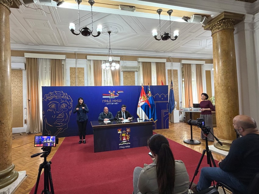 Ubuduće tumač za znakovni jezik na konferencijama za medije u Nišu