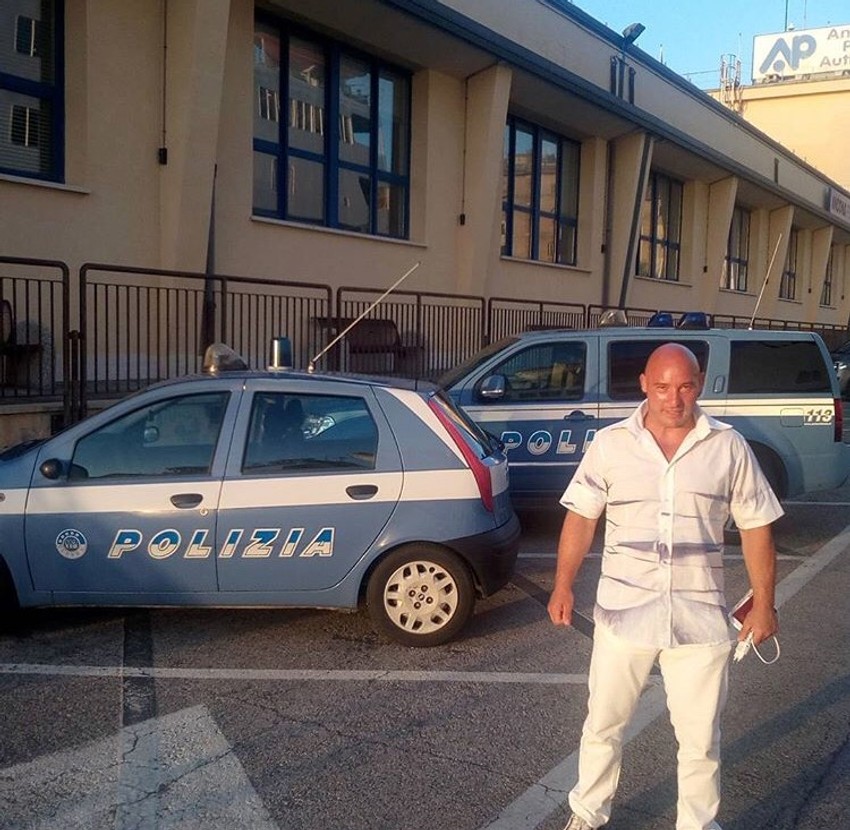 Čaba Der slikao se pored policijskih automobila