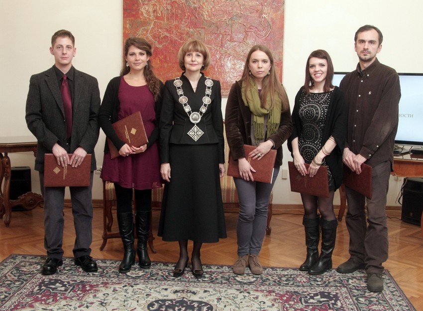 Nagrađeni studenti sa rektorkom Ljiljanom Mrkić Popović