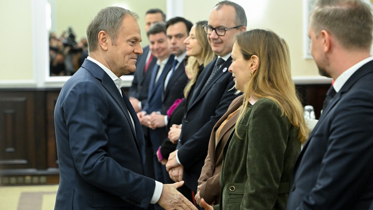 Ważna minister zagrożona. "Donald Tusk ma ją na widelcu"