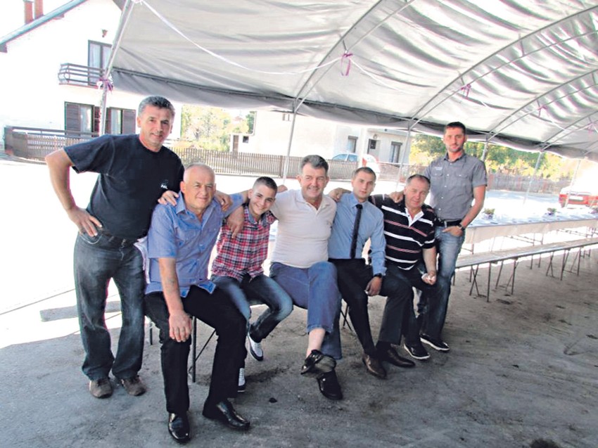 Ni kriv, ni dužan: Slobodan Avramović (drugi sleva) sa komšijama