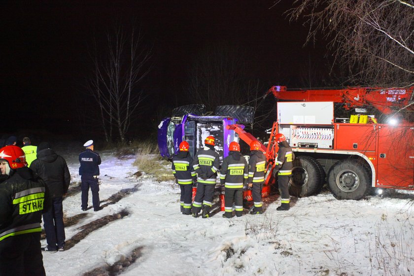 Monster truck dachował. W środku zakleszczeni ludzie