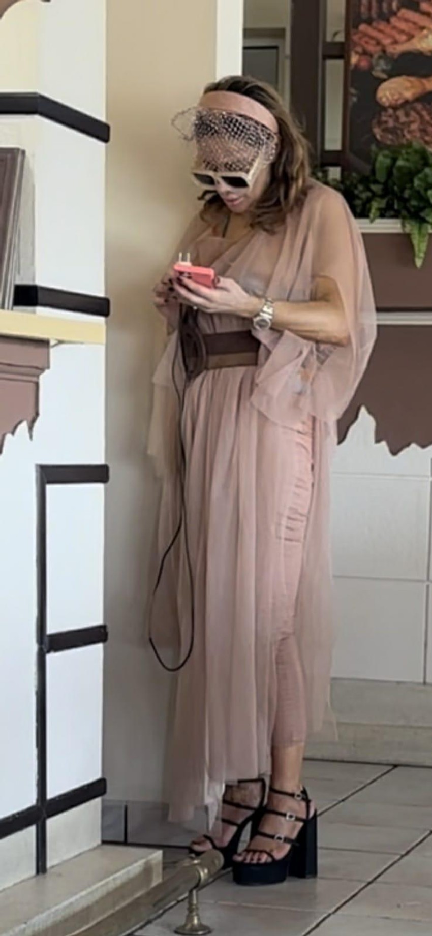 Ana Nikolić u kafani pored pumpe