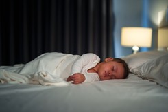 To koszmar każdego rodzica. Czy wiesz, dlaczego niemowlęta budzą się w nocy?