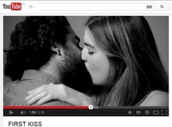 Nieznajomi całują się po raz pierwszy w życiu. Efekt jest urzekający [WIDEO]