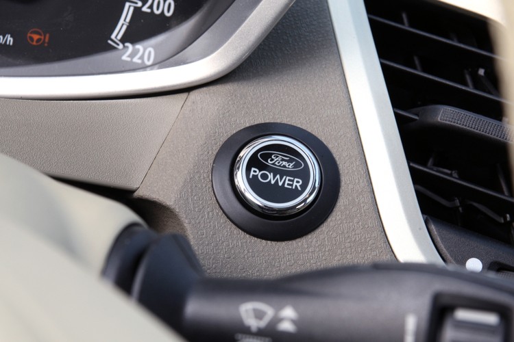 Na życzenie dostaniemy magiczny przycisk 'Ford Power', który zastąpi tradycyjną stacyjkę