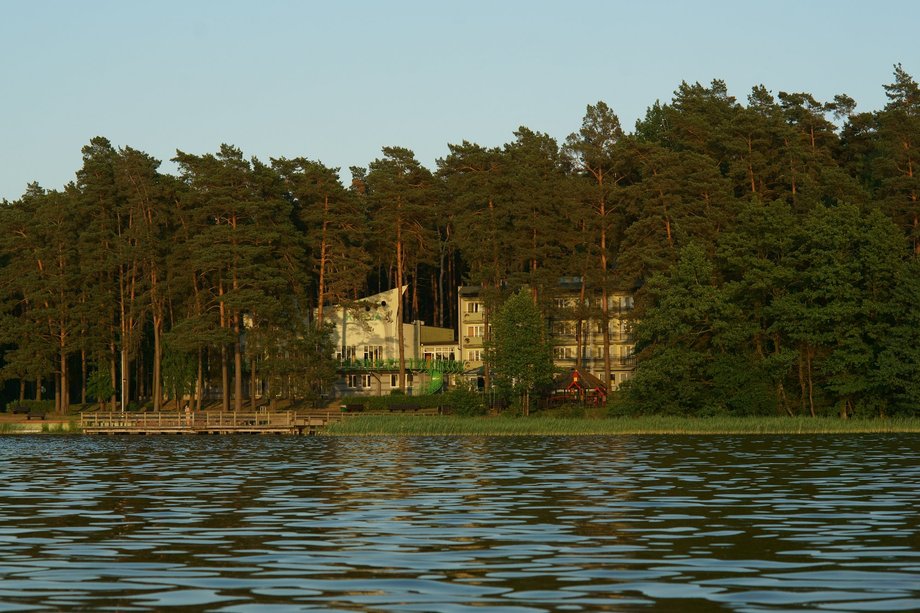 Ośrodek Knieja jest położony nad jeziorem Rajgrodzkim.