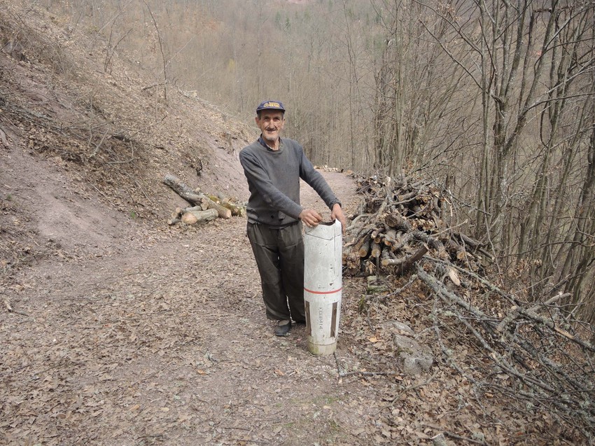 Tučena motikom, kisla, stajala na hladnoći, ali se još drži: Momčilo čuva bombu kao uspomenu na američkog predsednika