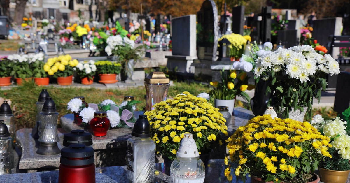 How much does it cost to clean a grave before All Saints' Day? Here is the price list for cleaning tombstones before November 1. What are the costs of cleaning tombstones on All Saints' Day? What kind of services are these?