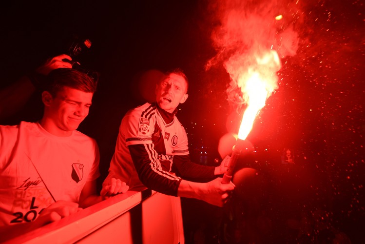 Drużyna Legii Warszawa świętuje z kibicami na Placu Zamkowym zdobycie tytułu mistrza Polski 2016/2017