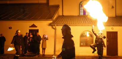 Przy kościele pojawiły się wielkie słupy ognia. Szybko zgromadził się tłum wiernych [ZDJĘCIA]