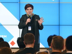 Ale postęp! Beata Szydło genialnie zinterpretowała modowy hit sezonu. FOTO