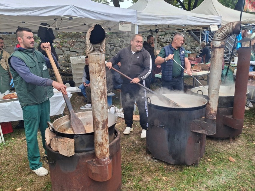 Da bi se dobili pravi "duvan" čvarci, potrebno je mešati mast skoro 8 časova