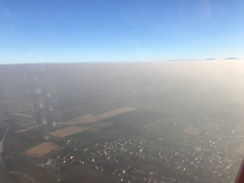 Smog nad Śląskiem z lotu ptaka z Babią Górą w tle